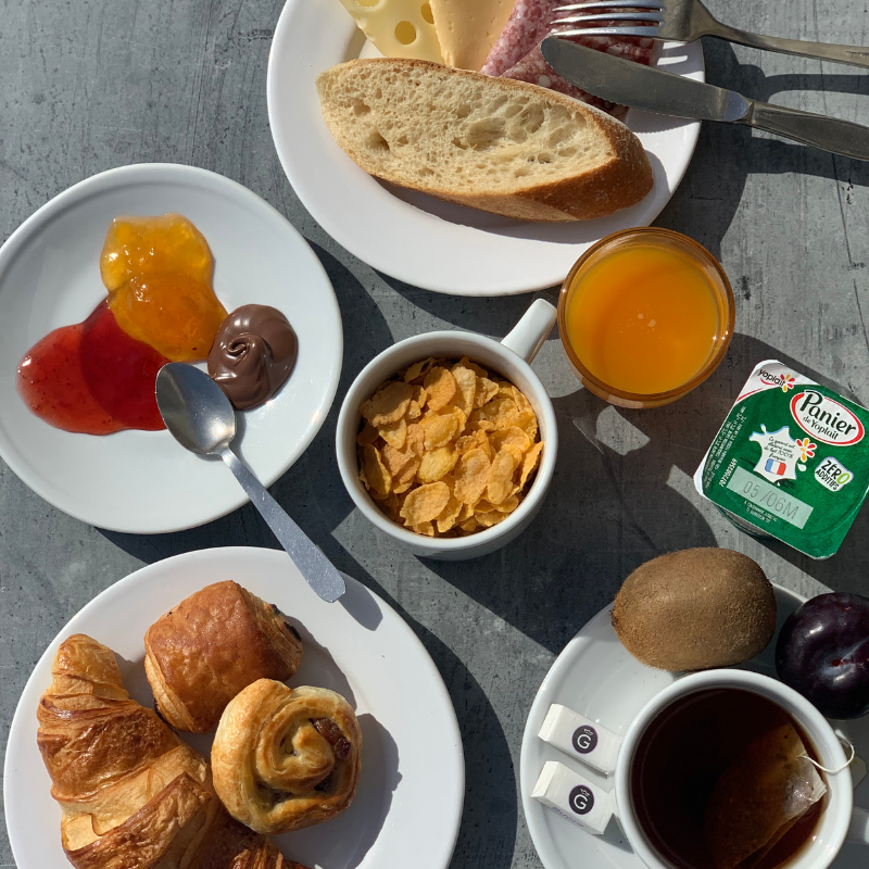 hotel-petit-déjeuner-buffet-terrasse-saint-cyprien-belvedere