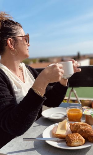 Terrasse restaurant vue sur le vieux village de Saint-Cyprien et la mer Méditerranée